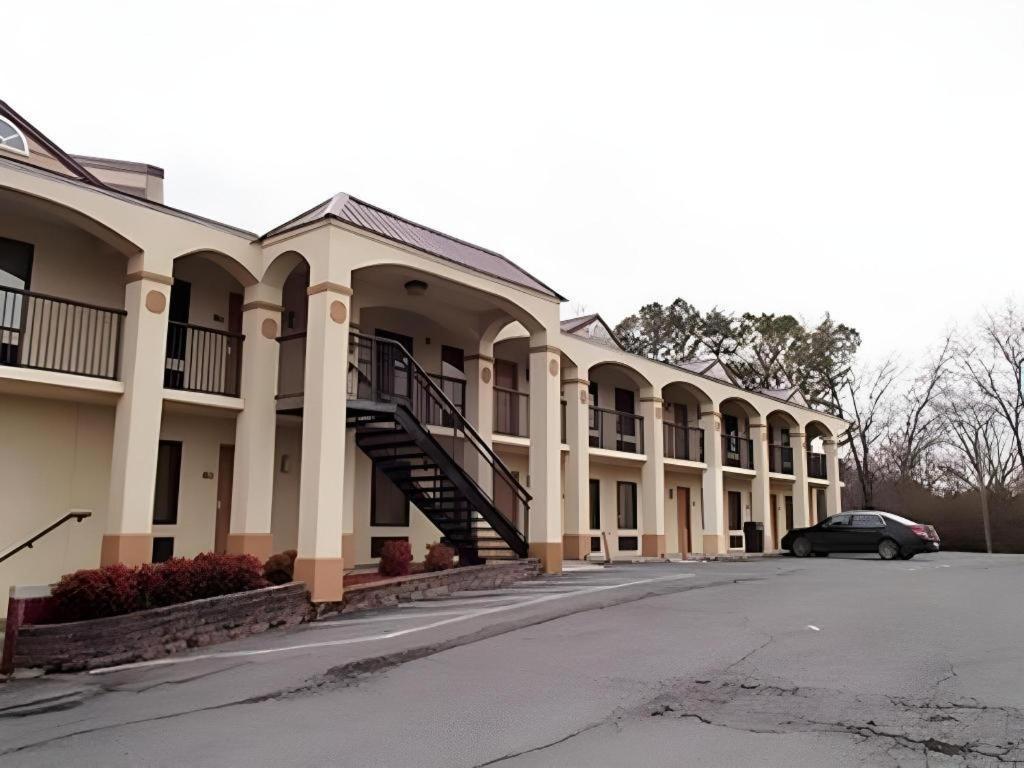 Econo Lodge Долтон Экстерьер фото