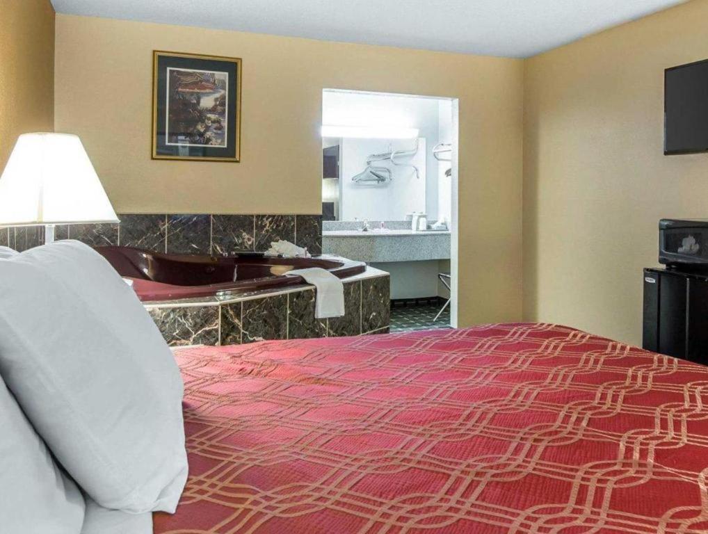 Econo Lodge Долтон Экстерьер фото