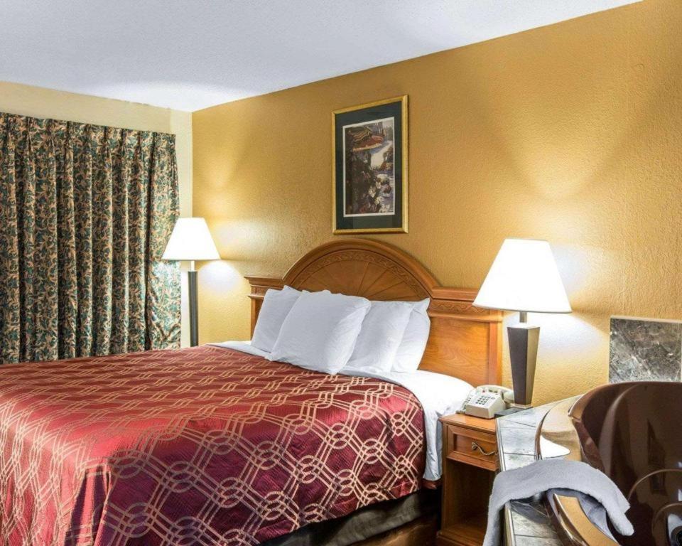 Econo Lodge Долтон Экстерьер фото