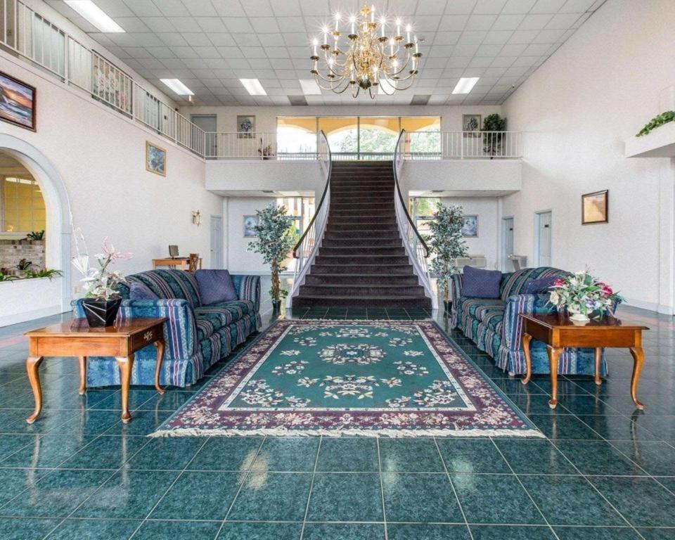 Econo Lodge Долтон Экстерьер фото
