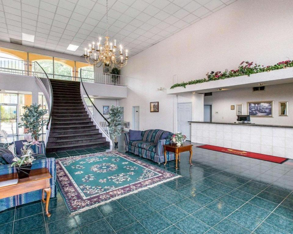Econo Lodge Долтон Экстерьер фото