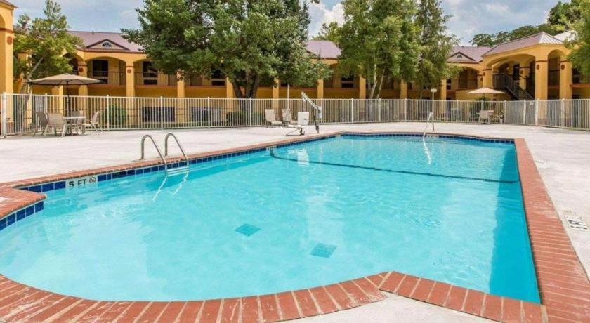 Econo Lodge Долтон Экстерьер фото