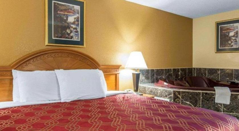 Econo Lodge Долтон Экстерьер фото