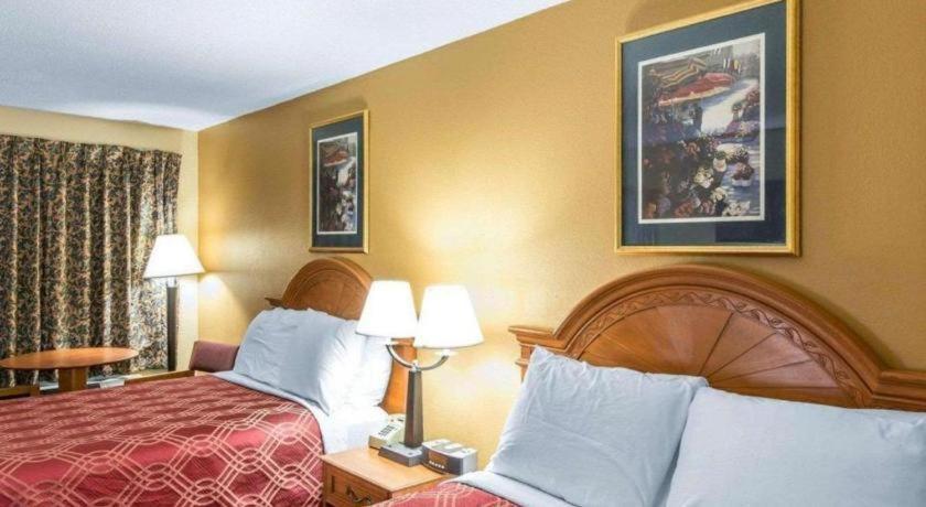 Econo Lodge Долтон Экстерьер фото