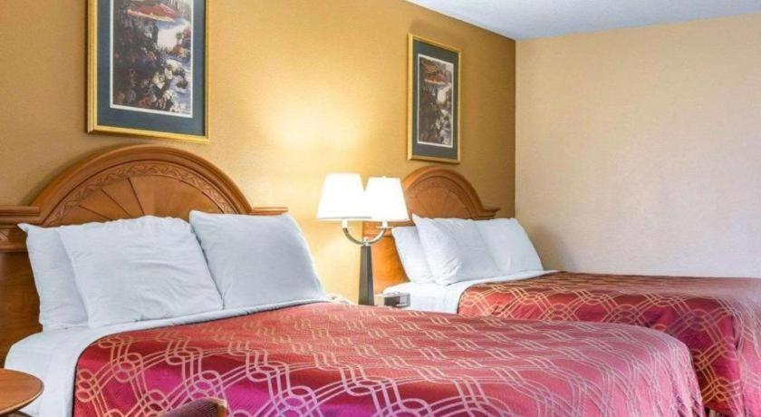 Econo Lodge Долтон Экстерьер фото