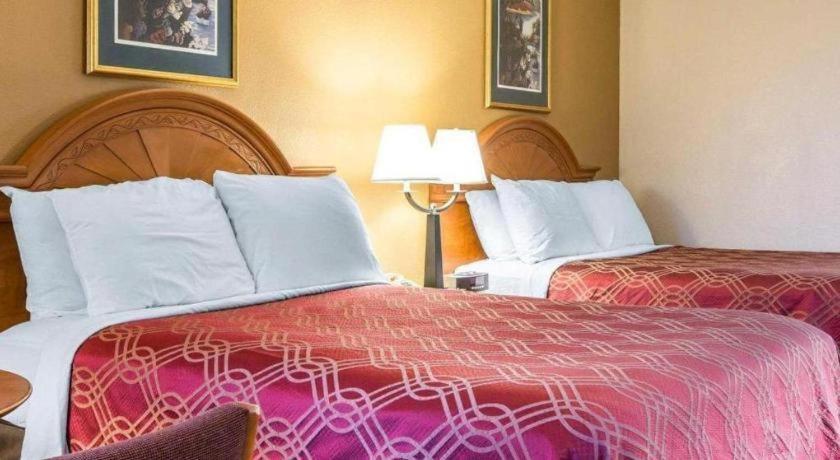 Econo Lodge Долтон Экстерьер фото