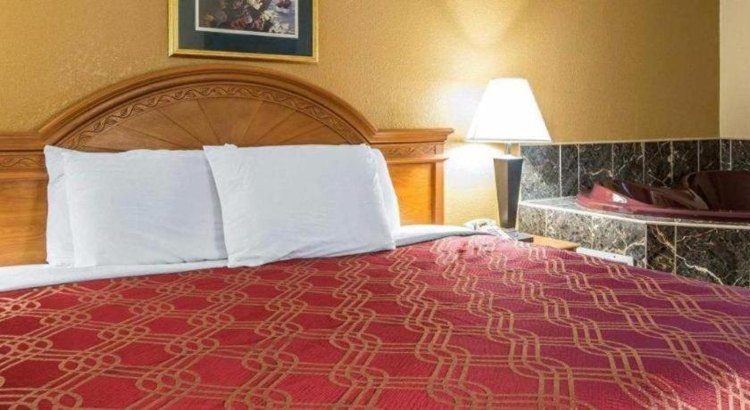 Econo Lodge Долтон Экстерьер фото