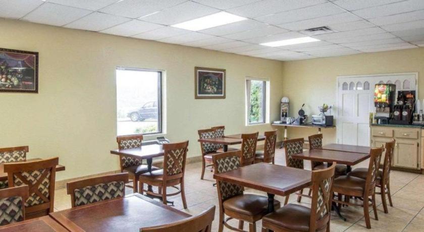 Econo Lodge Долтон Экстерьер фото