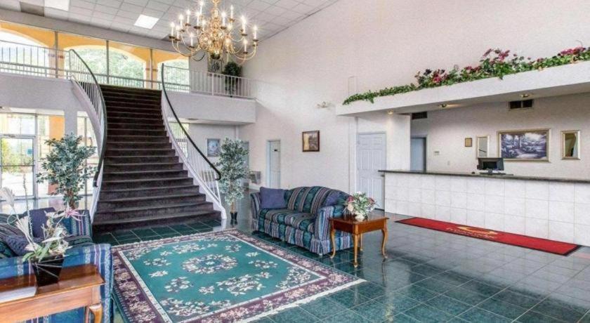 Econo Lodge Долтон Экстерьер фото