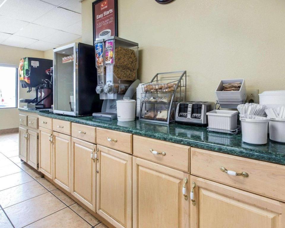 Econo Lodge Долтон Экстерьер фото